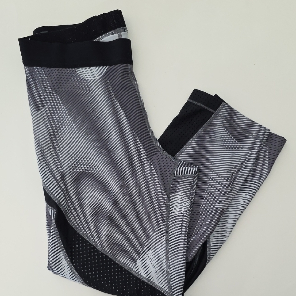 Nike Pro Hypercool Frequency Capri Leggings Black Gray Women Size Medium Gymcore - Picture 3 of 5